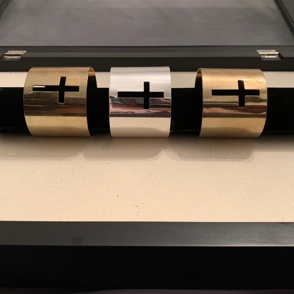 Q) Cross bracelet